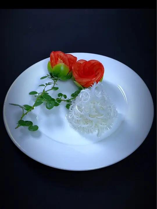 做一道玫瑰花凤尾奶白菜吧!简单易学又好吃摆盘技巧学会快去试试吧?果蔬造型