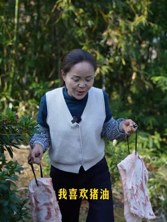 快过年了,熬点猪油起来,再做个猪油渣素材饺子,香到流口水