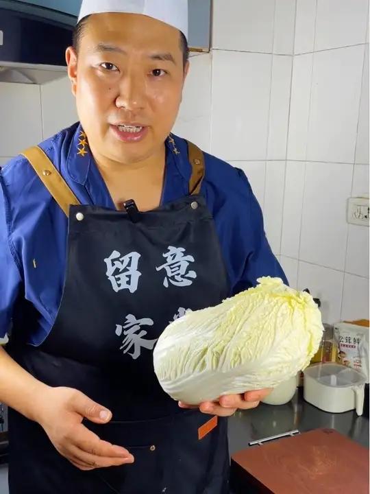 学会凉拌白菜这个做法，那你家白菜可遭老罪了，做法超简单，清脆爽口太绝了