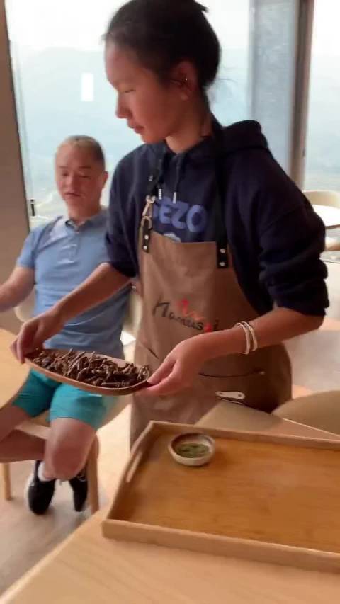 「云南厨师拿捏上海人推虫咖下午茶」云南人的硬核下午茶虫咖 芳菲四月,人间春好,越来越多游客