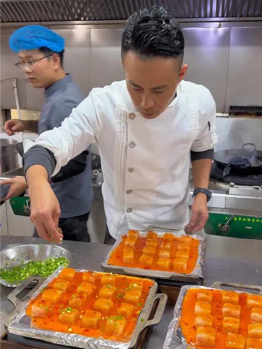 秘制萝卜糕:碾米粉 200克、生粉 100克、盐60克、栗粉:800、味精30克、鸡精 3