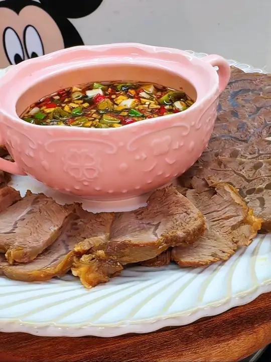 今年牛肉比小米辣还便宜 小米辣都卖到30一斤了,牛腱子才25 买了几斤卤着吃,学会快去试试