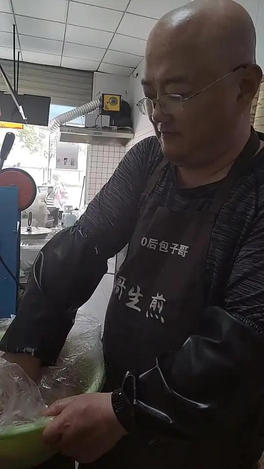 10斤新鲜的猪肉,做酱肉包