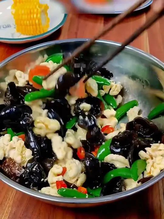 西芹木耳拌桃仁,年夜饭上的清爽小凉菜,鲜桃仁吃嘴里奶香奶香的特别美味～