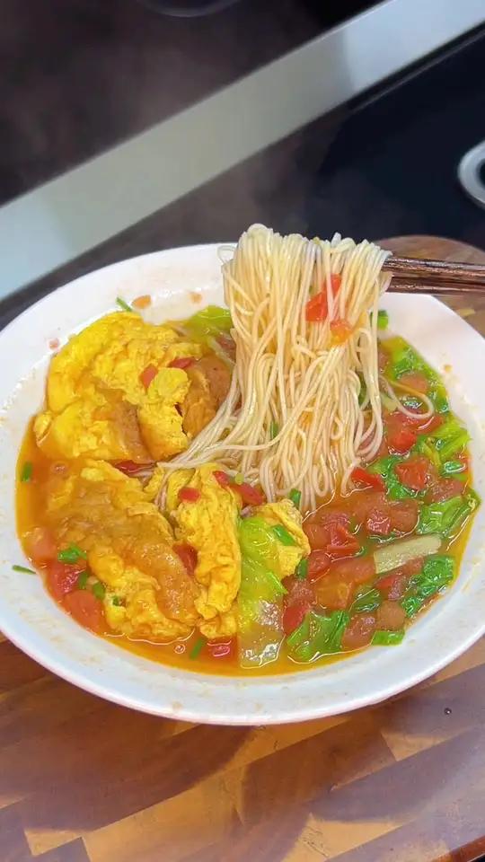 5分钟就能搞定的小学生早餐番茄鸡蛋面 酸甜开胃 汤底浓郁 早上不知道吃什么一定要试试 大小