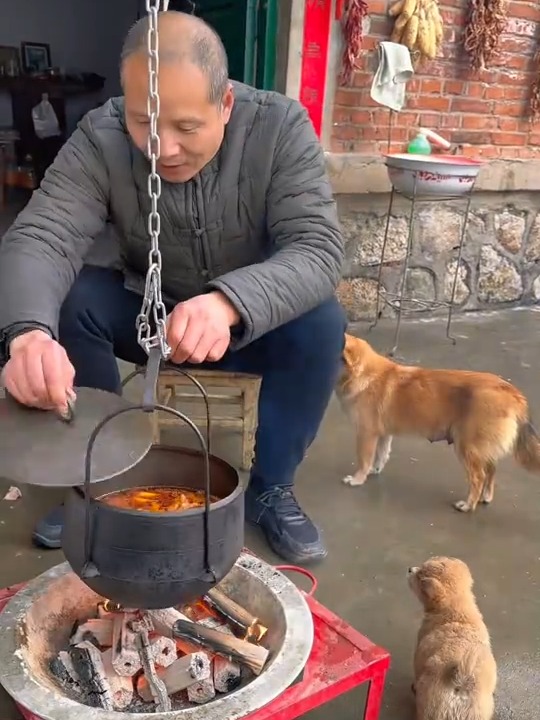 吃个吊锅羊肉，温上两缸子酒，烤着火这感觉舒坦
