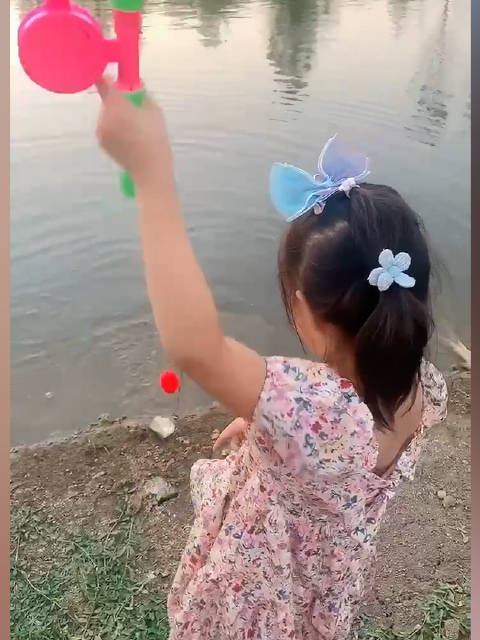 「新手保护期?5岁女孩用儿童玩具钓上数条鱼 妈妈:有没有好装备不重要,重要的是能钓到鱼「大