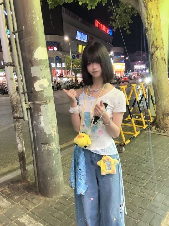 可爱的小黄鸡：衣服小杭还没吃饱