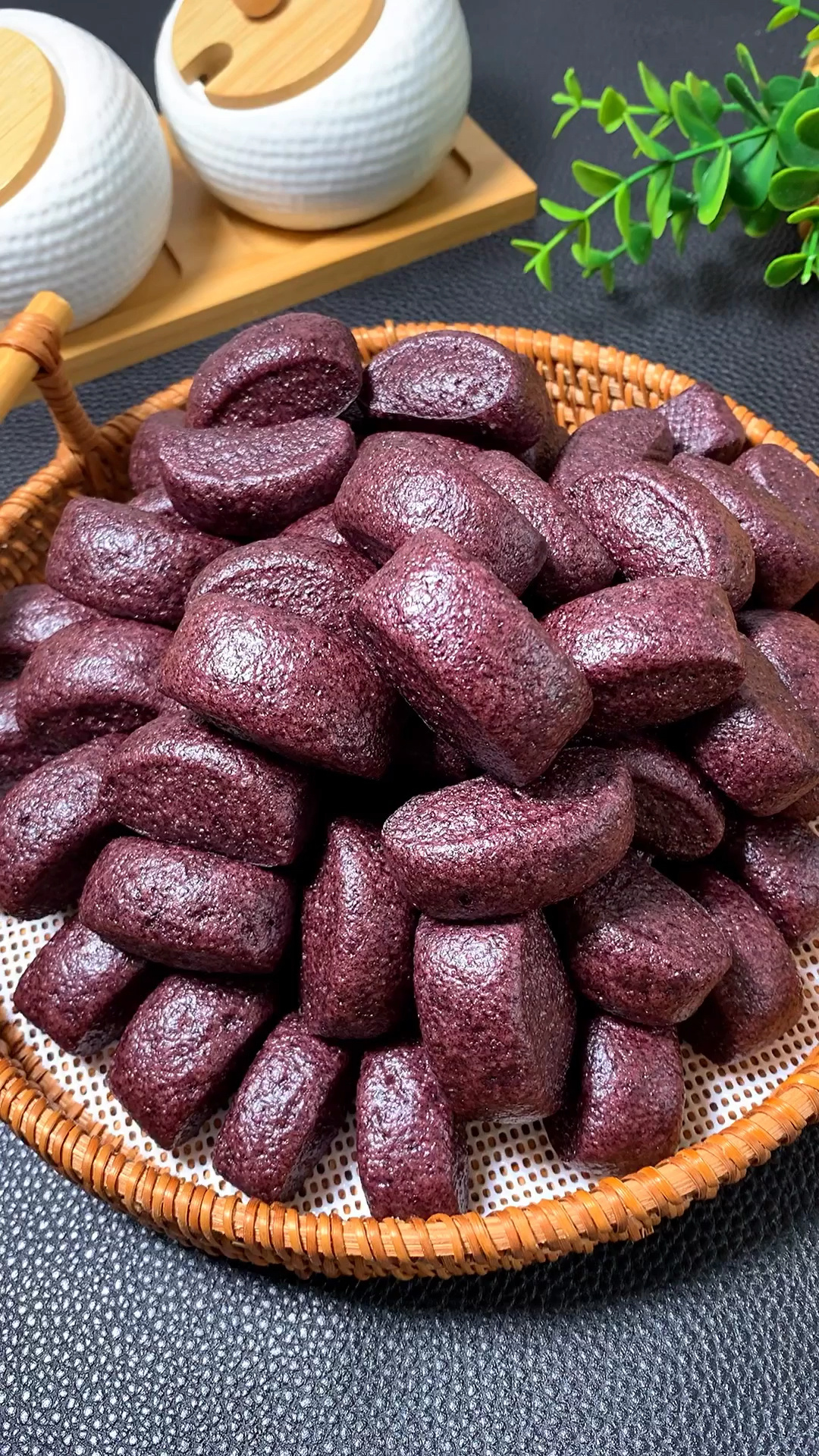 黑米别再煮着吃了,做黑米小馒头吧