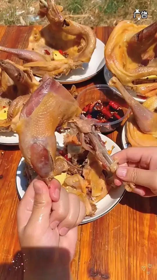 正宗湖北特色风干鸡,色泽金黄 肉质紧实有嚼劲~口感咸香真吃好 腊香四溢,老人小孩都爱吃风干