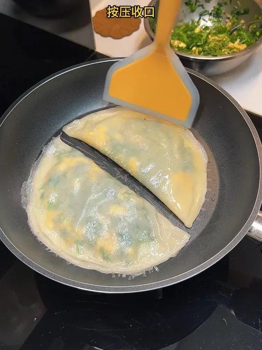 不用揉面，不用擀面，简单又好吃的菜盒子做法来了。#美食分享 #鸡蛋饼 #不粘锅 #菜盒子 