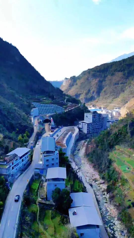 巫溪南环大道,建成通车后,是通城、双阳、兰英、花台的最大受益者,也将彻底解决多年来磷肥厂堵