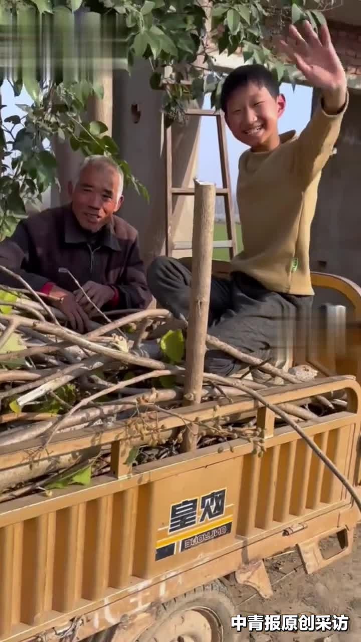 爱出者爱返！老师看到学生衣着单薄，于是给孩子买了衣服和鞋子，孩子的爷爷奶奶过意不去，特意拿