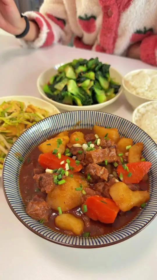 今天跟我老婆生活化减脂吃的是沙茶牛肉煲,蒜黄炒鸡蛋,炒青菜,加上白米饭,单人份热量在739