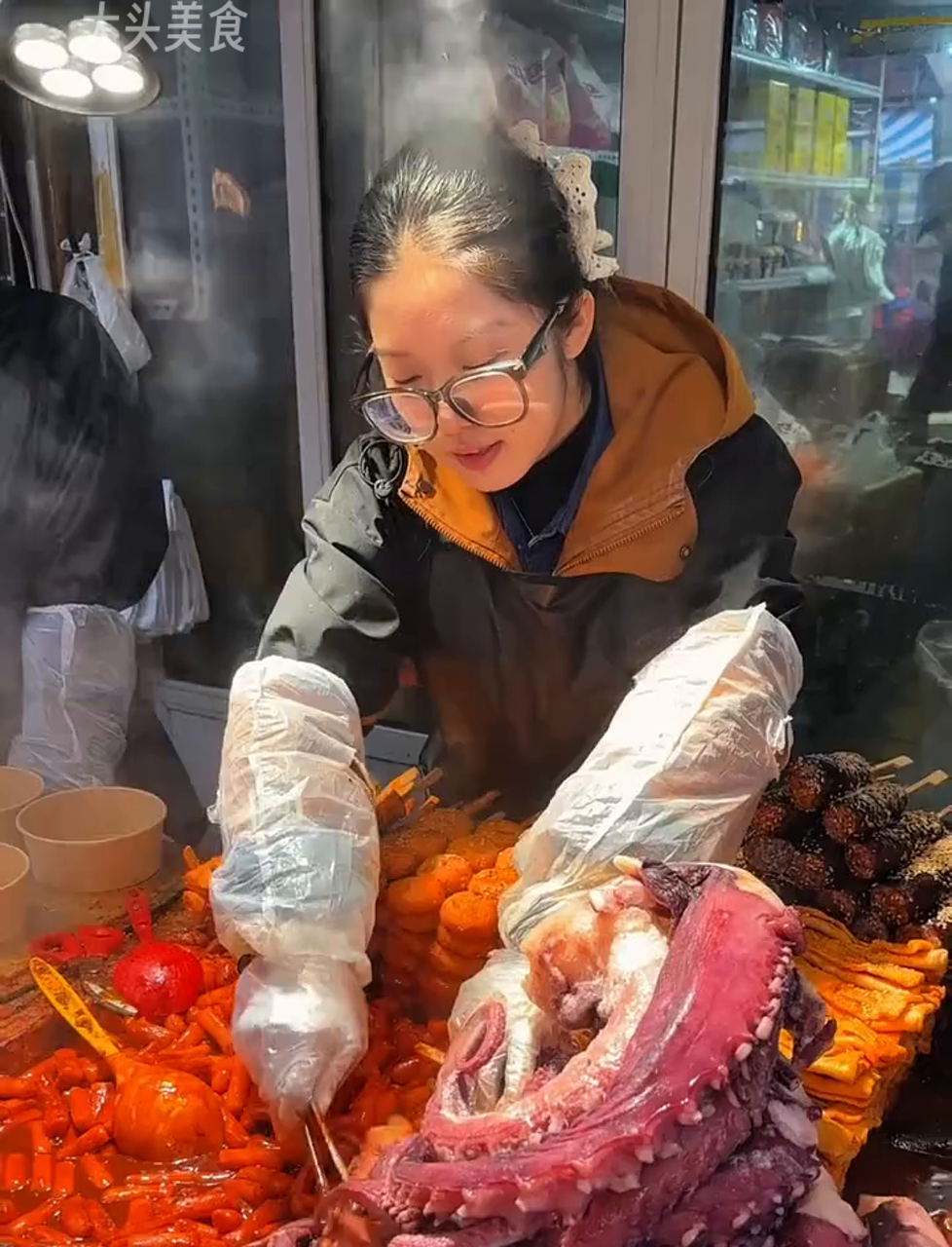 沈阳街头意外发现韩式章鱼炒年糕！64块一份甜辣味，香得让人迷糊！