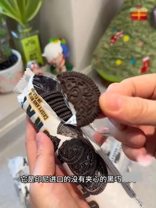 终于不用自己扣掉夹心了,一整包全是巧克力饼干片,吃起来超过瘾,泡牛奶好吃绝了!