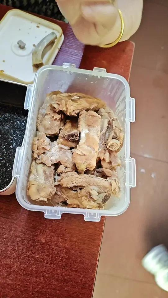 爱心午餐老娘熬的小平子鱼太好吃了。饱饱的