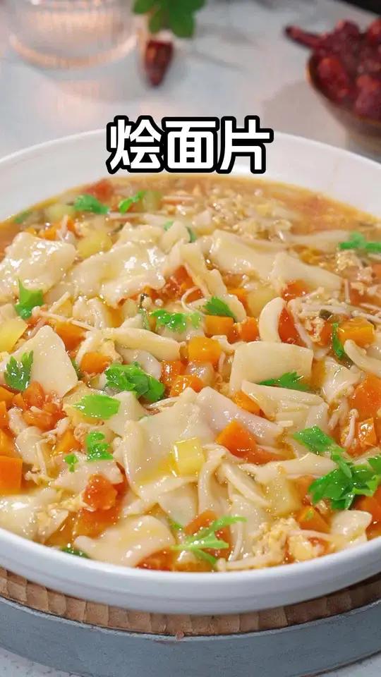 大家注意看,把饺子皮这样横切几条,居然能解决全家人的营养早餐,五分钟轻松搞定,做法简单,好