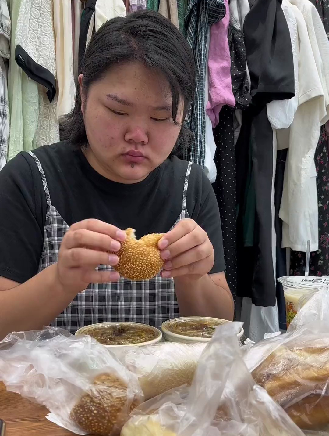 美丽吃个早饭还挺会整,芝麻球包饭团感觉好香,对吃真是无师自通