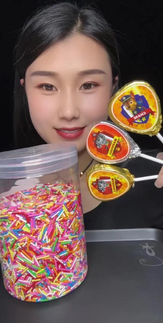 今天我们来吃这个汪汪队巧克力!