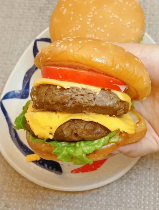 一口爆汁的双层芝士牛肉汉堡在家也能做