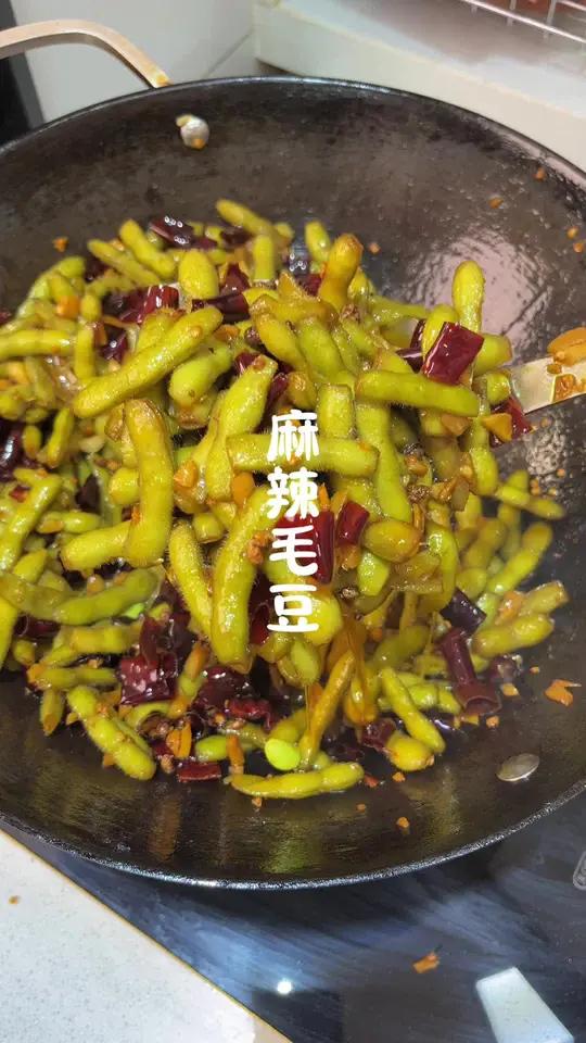 夜宵下酒神器辣炒毛豆,带点汤汁越嗦越香!