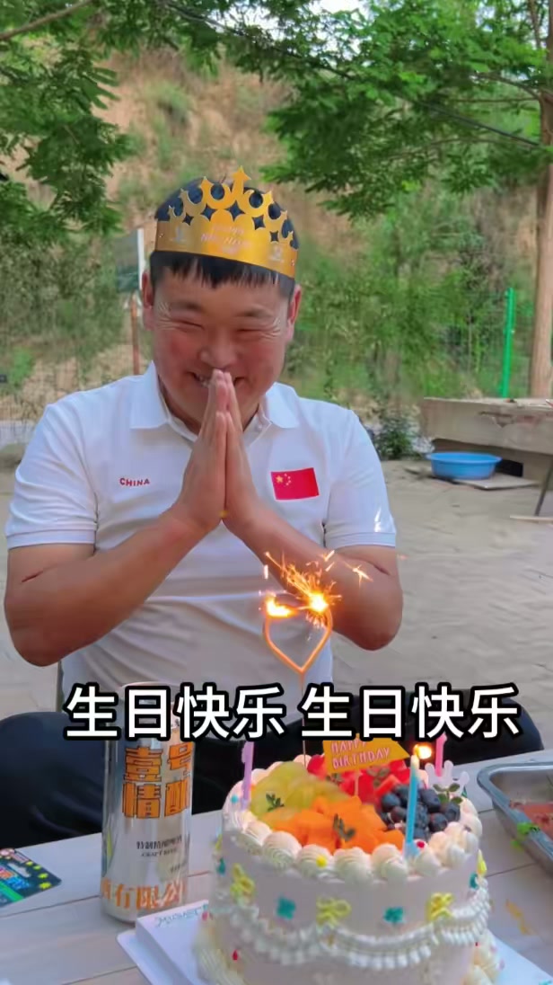 好朋友买牛排蛋糕来小院给我过生日，安排一大锅香辣牛排