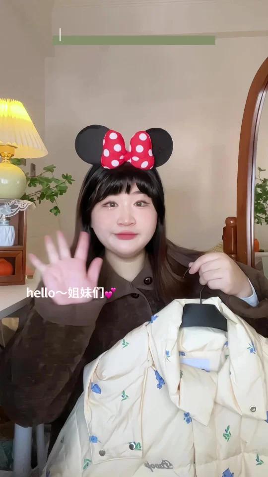 印花羽绒服白色蛋糕裙微胖也可以很可爱～