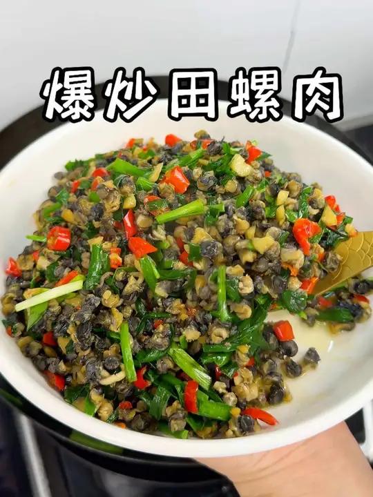 谁懂啊!这一盘小炒田螺肉也太香了!鲜香浓郁,肉质紧实一点也不腥,夜宵下酒真是绝配,一口一个
