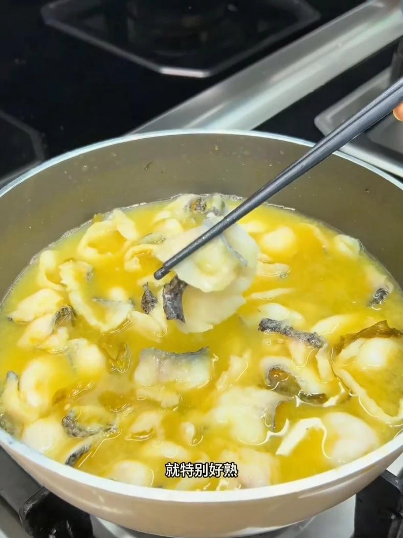 在家十分钟就能做好的金汤酸菜鱼,做法简单,汤鲜味美,大人小孩都特别爱吃!