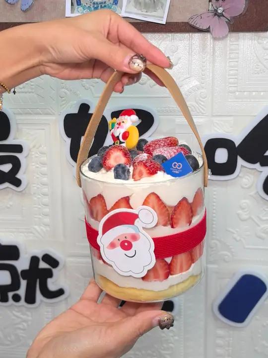 八分禧乐超大桶水果蛋糕只要50多,主打一个氛围感十足