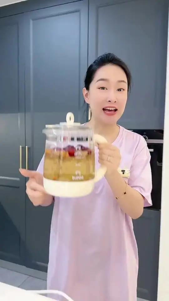 想在办公室喝到养生花茶水、想在家煮个一到两人份的银耳羹、绿豆汤。看看这款煮茶壶,一年质保,