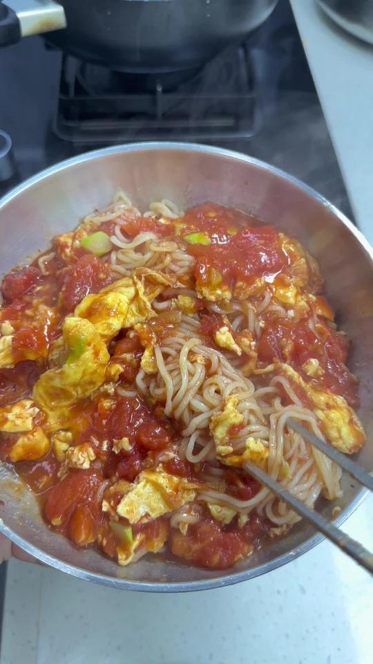 黏糊糊的番茄鸡蛋面 太好炫(eat)啦!