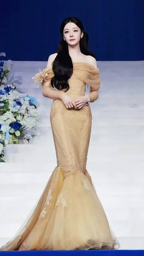 迪丽热巴一袭金色薄纱鱼尾裙