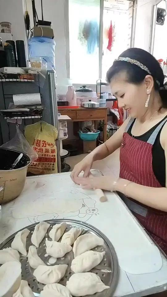 今天又来包点饺子吃,这做什么事都是熟练轻巧,一点都没说错。刚开始我做饺子的时候,这个饺子皮