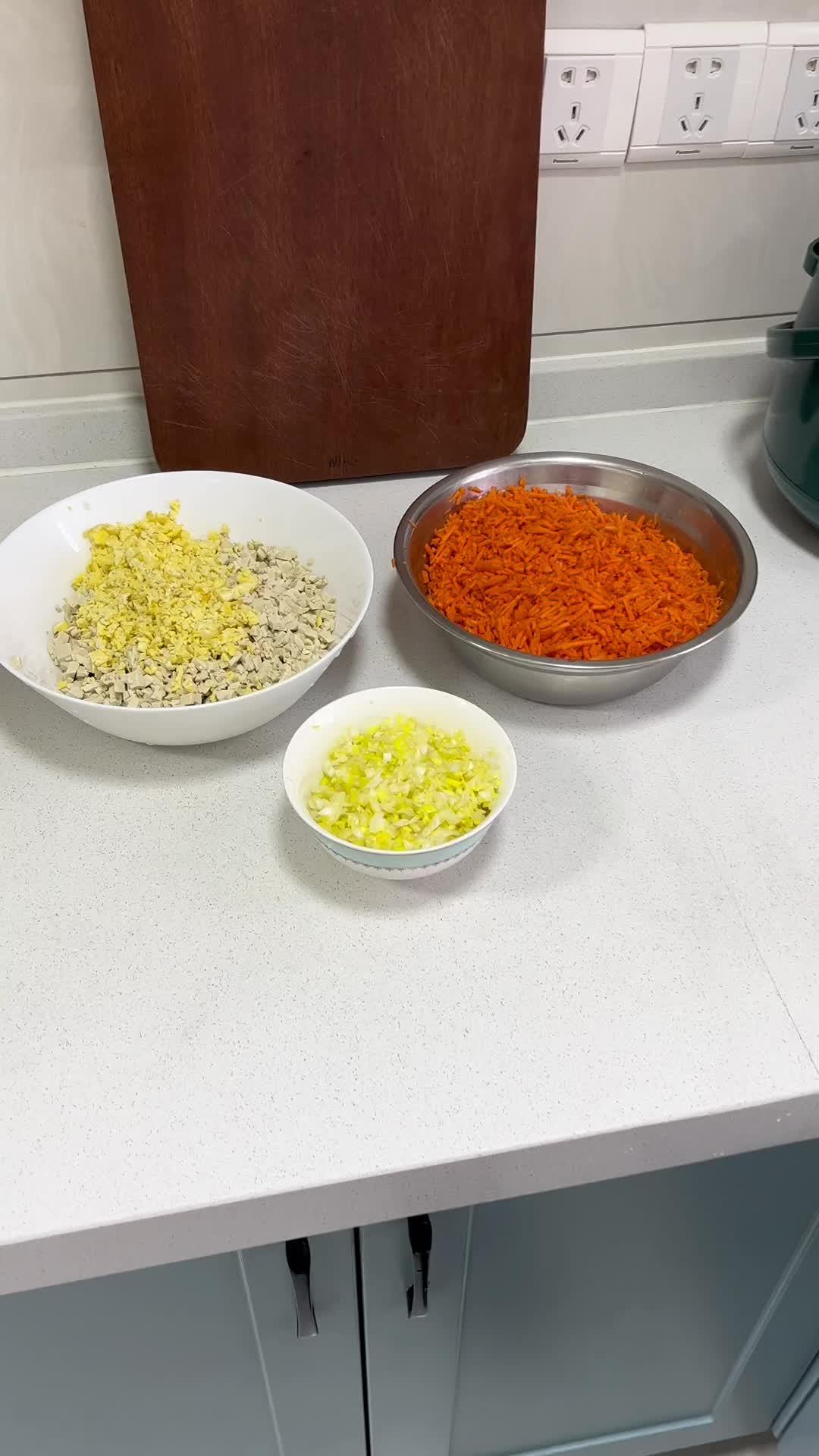 过年肉吃腻了,试试这个组合馅包饺子,小时候最爱吃妈妈包的这个胡萝卜馅的饺子。胡萝卜切碎、豆