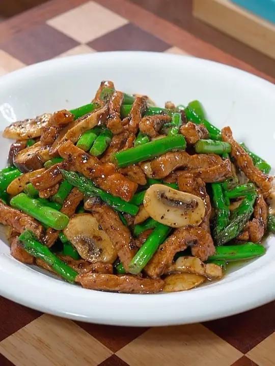 每到周末孩子放假回家，我就给他做这个黑松露菌菇牛柳，简单营养下饭，孩子说比西餐厅做的还好吃