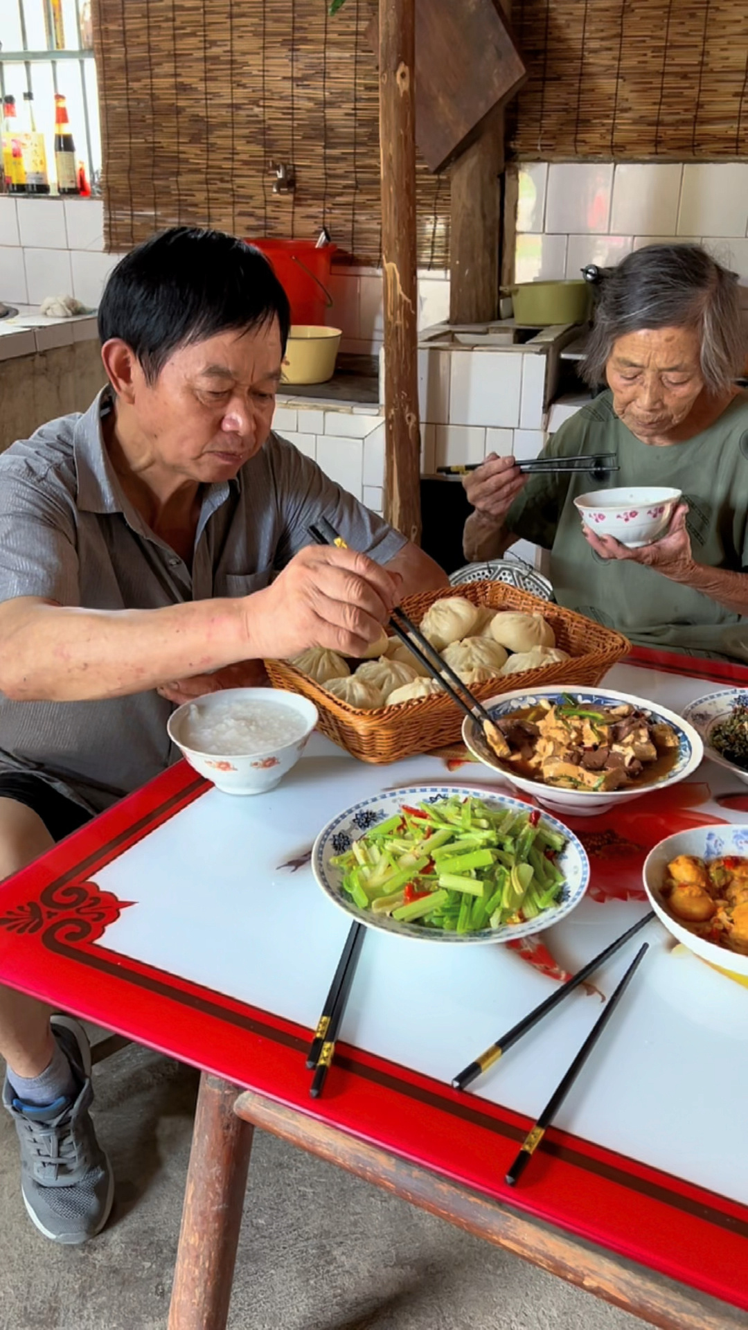 爷爷想吃包子妈妈蒸了两笼屉纯肉馅的这下可以吃过瘾了