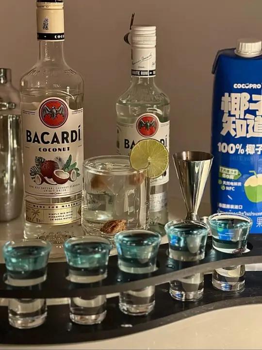 喜欢微醺的椰子脑袋闭眼冲 鸡尾酒调酒微醺时刻酒蒙子喝酒