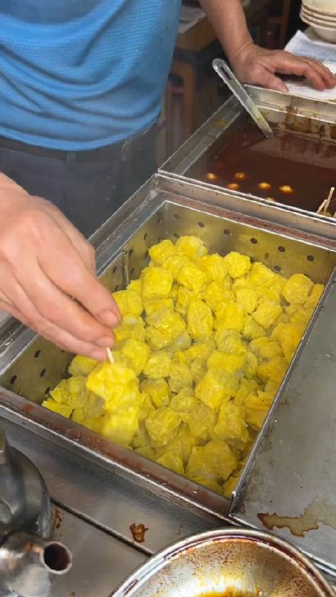 在香港开了20年的鱼蛋烧卖,秘制最辣的辣酱