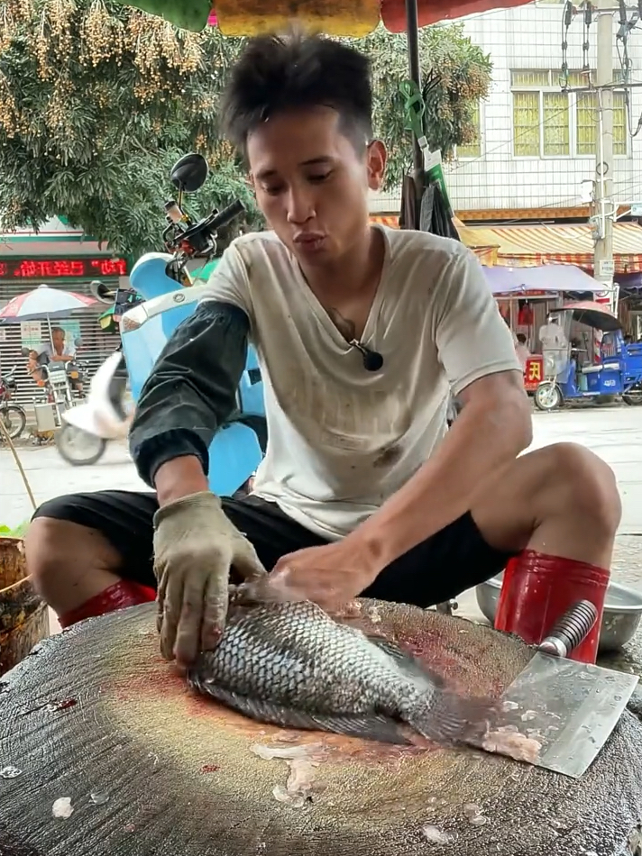 一条水煮罗非鱼,好吃得不得了,瞬间忘了