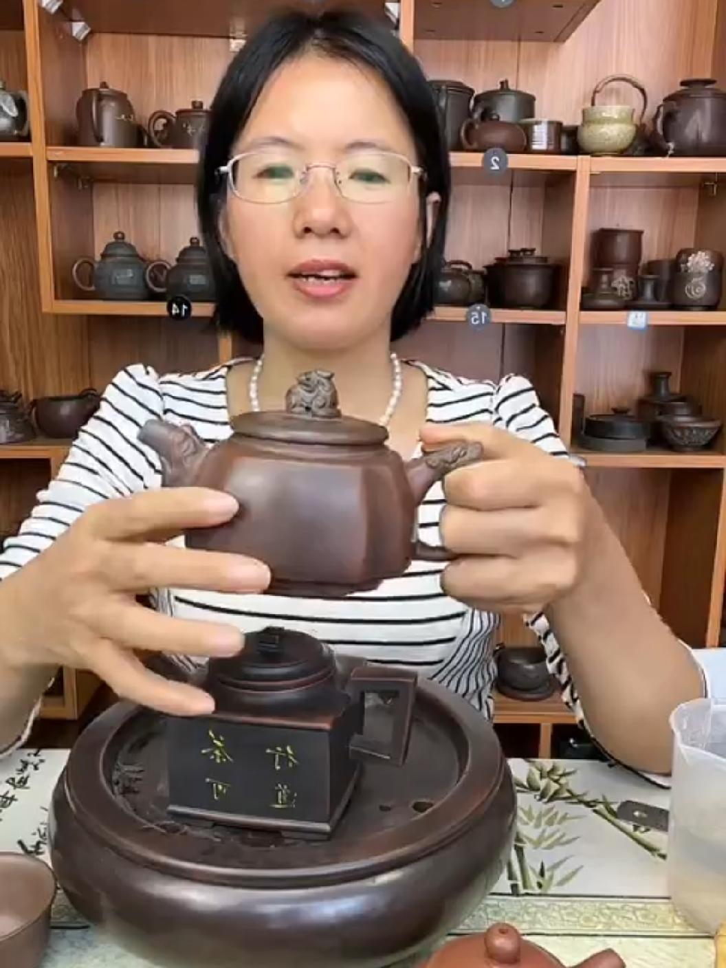 手拍四方壶。钦州坭兴陶手工制作茶壶流程。中国四大名陶之钦州坭兴陶,国家非遗文化技术,泥料环