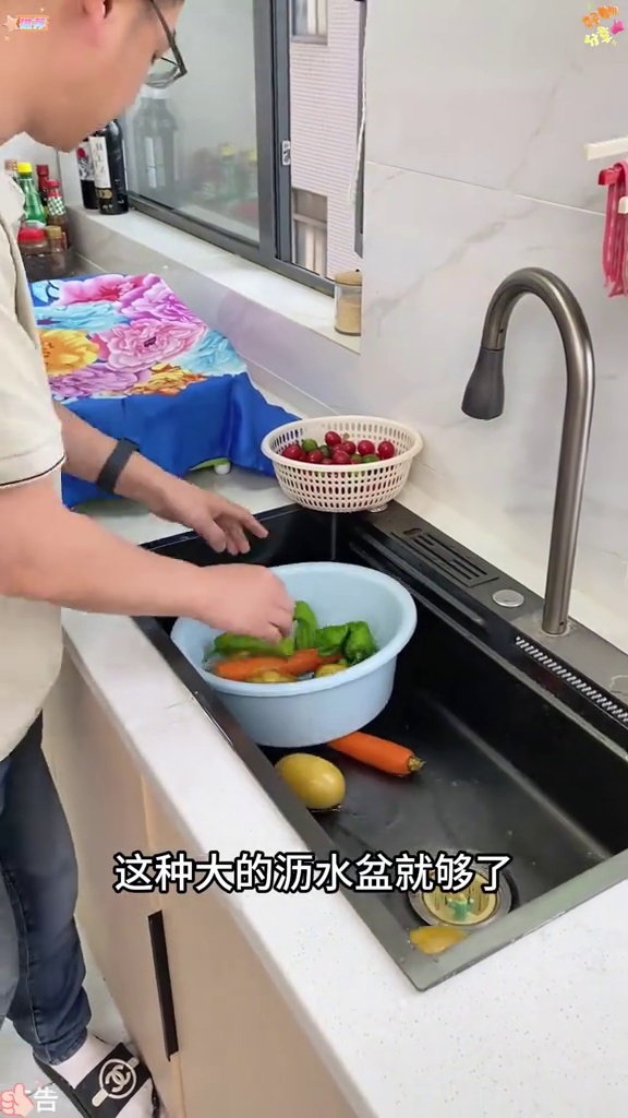 家里水槽大的 可以用上这个沥水篮 洗蔬菜水果都很方便 沥水篮 洗菜篮