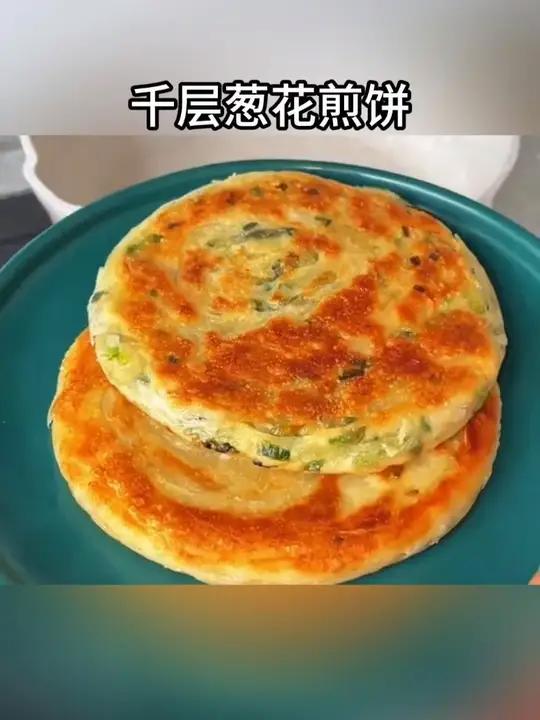 早上不知道吃什么,可以试试这个葱油饼做法简单几分钟就能搞定!吃起来葱香浓郁,大人小孩都爱吃