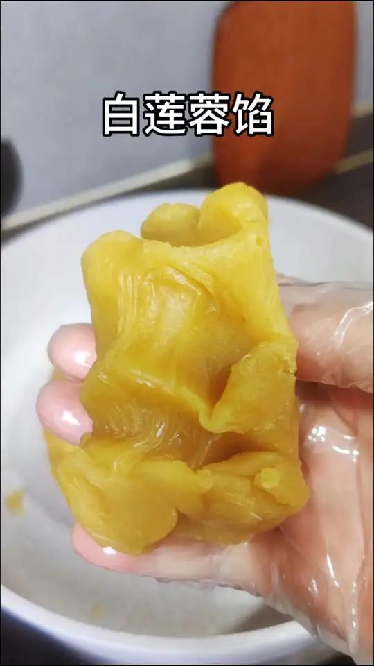 做月饼必备的白莲蓉馅,自己做的才算得上是真正无添加,低糖少油,口感绵密,关键是做法也特别简