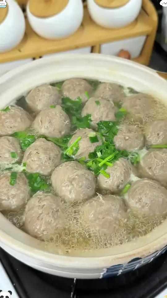 高品质牛肉丸羊毛这个价,配料表优秀,买回家空气炸锅或者水煮煲汤都很合适!