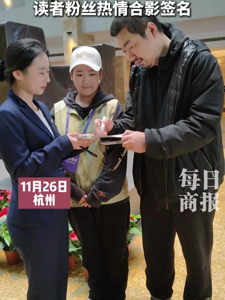 《盗墓笔记》作者南派三叔现身“良渚论坛”南派三叔本名徐磊,是中国当代著名作家、编剧。代表作