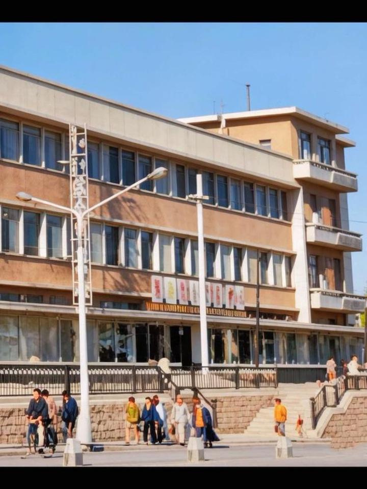 还记得鸡西八十年代中兴桥未建前东火车道口的样子吗