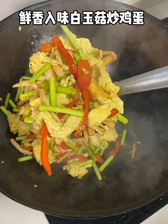 白玉菇与蒜苔鸡蛋的碰撞,给你不一样的吃法