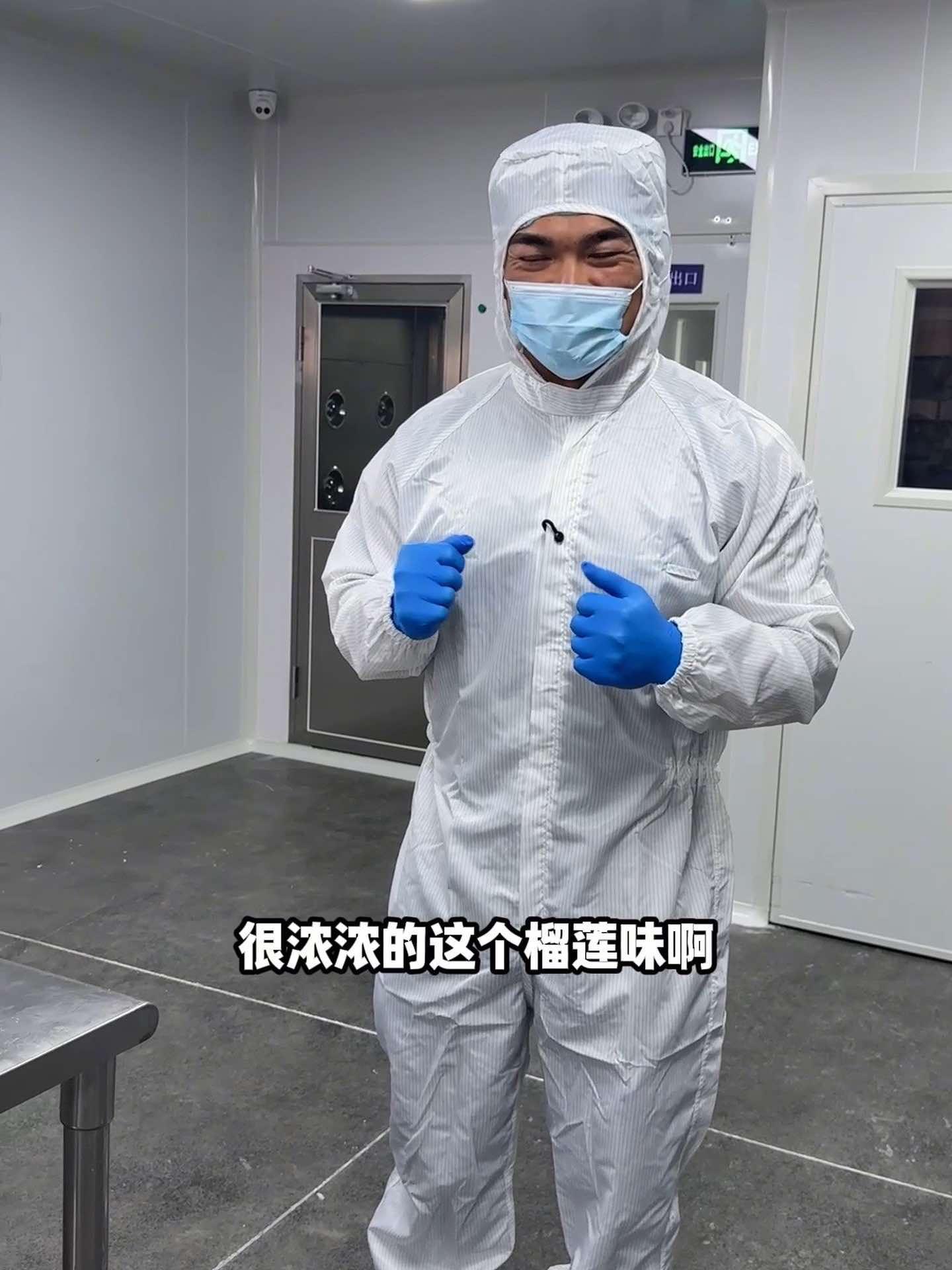 带兄弟们看看,千层喜猫山王榴莲月饼的生产全流程,今天在我直播间给兄弟们价格机制拉满了,快来